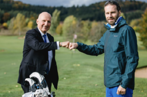 Die Golfschläger blieben diesmal im Bag: Alexander Fackelmann (links) und Stefan Jablonka zollen dem Wetter Tribut. // Foto: Simone Voggenreiter
